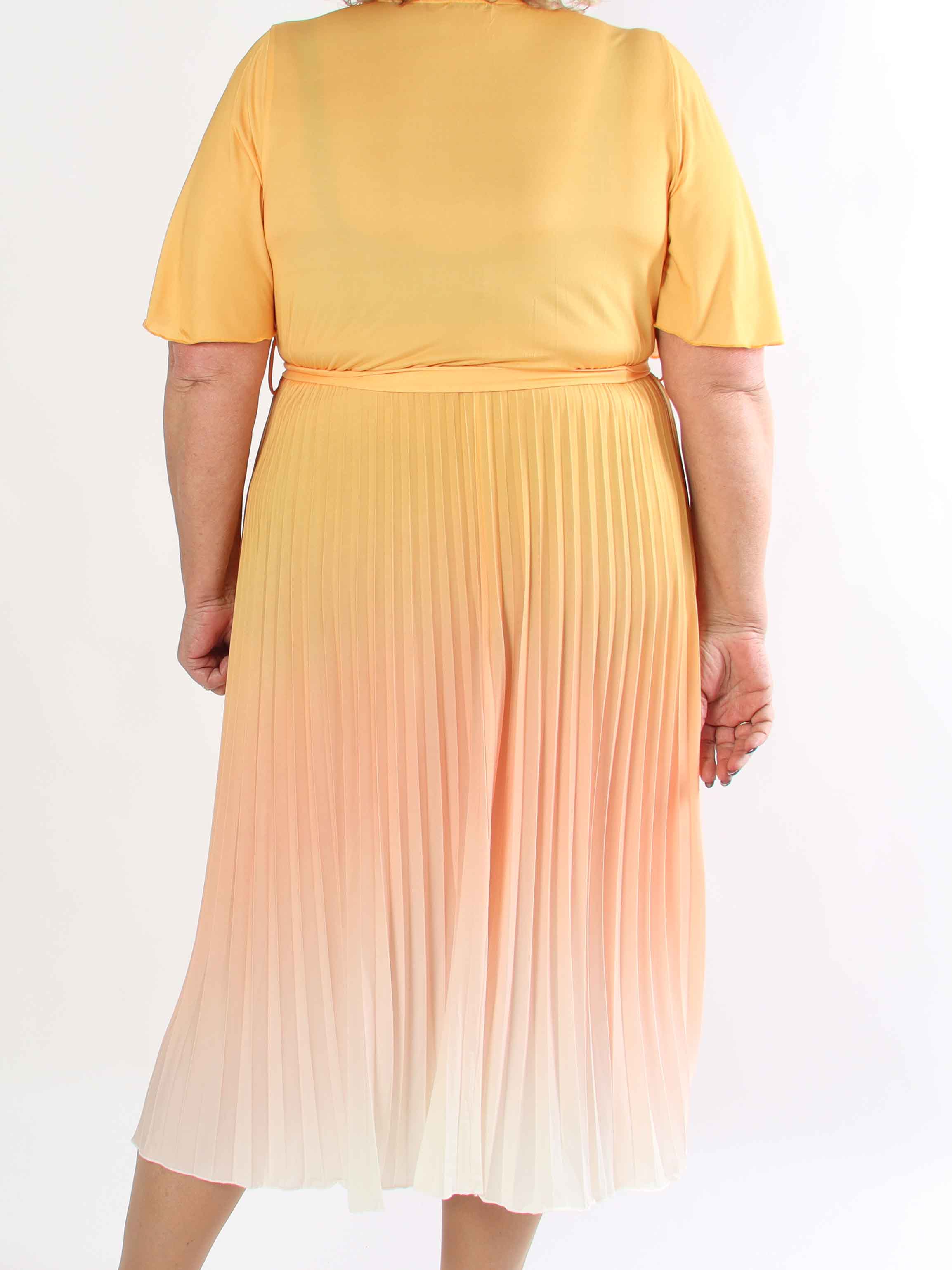 Toledo Fade - Fin plus size flerfarvet kjole med plisseret skørt